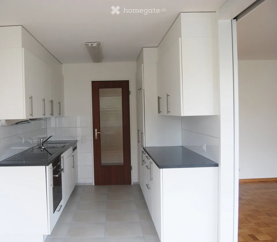 Helle 4.5-Zimmer-Wohnung im Erdgeschoss mit Balkon und Garage in Therwil