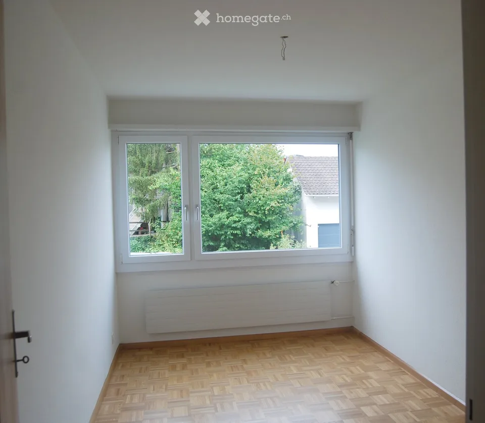 Helle 4.5-Zimmer-Wohnung im Erdgeschoss mit Balkon und Garage in Therwil