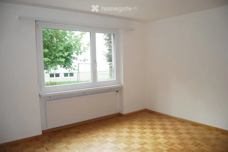 Helle 4.5-Zimmer-Wohnung im Erdgeschoss mit Balkon und Garage in Therwil