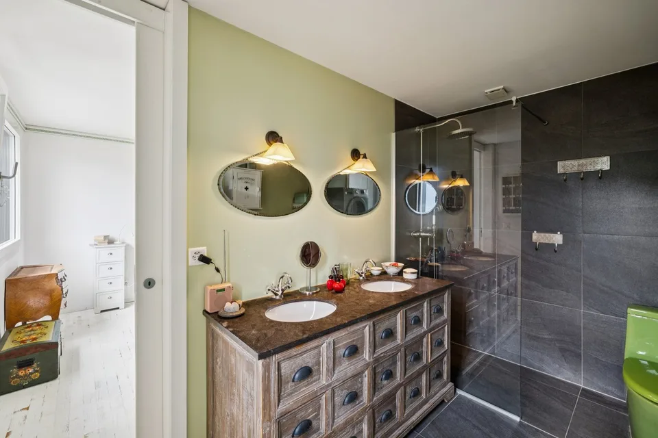 Schöne individuelle Villa mit einem hübschen Garten – Foto 8 von 26