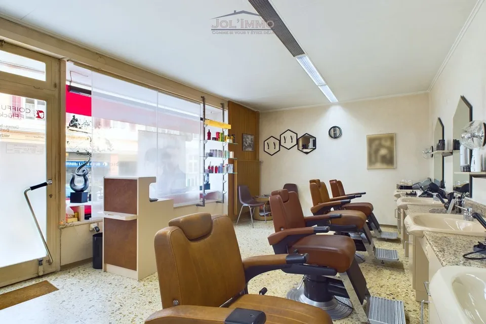 Magnifico e grande edificio con un locale commerciale – foto 8 di 9