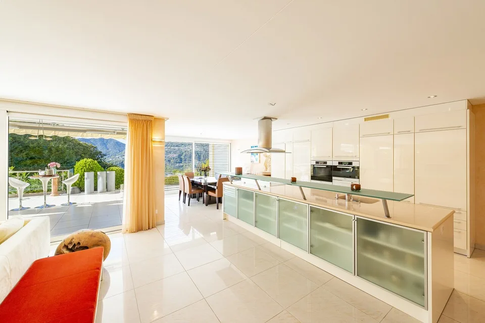 Elegante appartamento con giardino e vista lago, a due passi dal TASIS – Foto 8 von 13