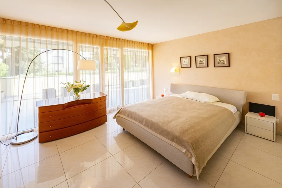 Elegante appartamento con giardino e vista lago, a due passi dal TASIS – Foto 10 von 13