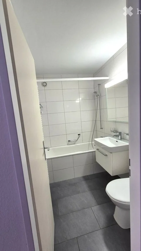 Helle 2-Zimmer-Wohnung mit Balkon in ruhiger Lage in Bottmingen