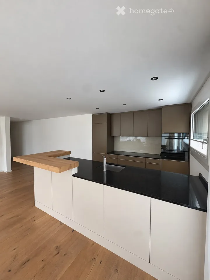 Bright 4.5-room apartment with large balcony