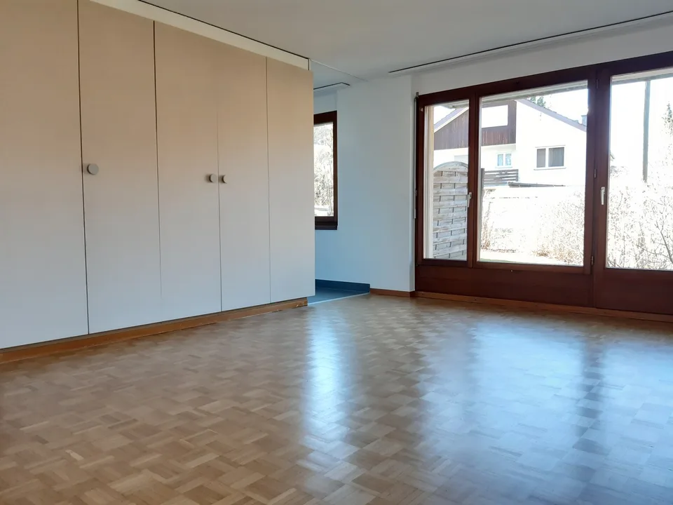 Appartamento di 2 locali luminoso con area di soggiorno a Küttigen