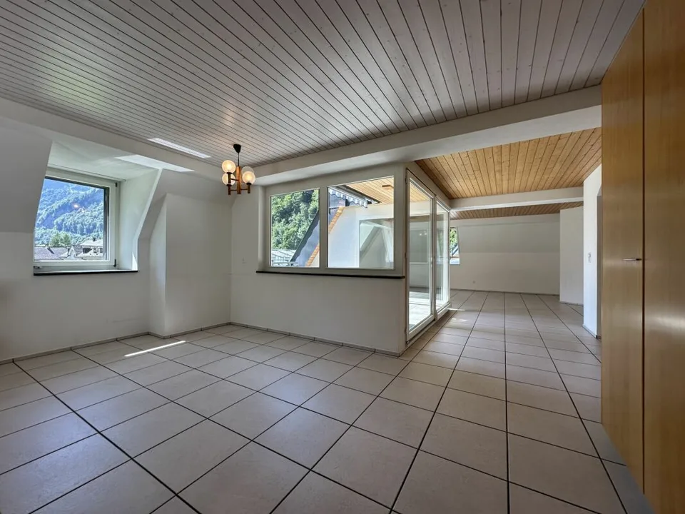 6 Zimmer Dachwohnung direkt beim Bahnhof Linthal – Foto 2 von 18