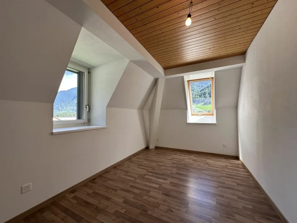 6 Zimmer Dachwohnung direkt beim Bahnhof Linthal – Foto 9 von 18