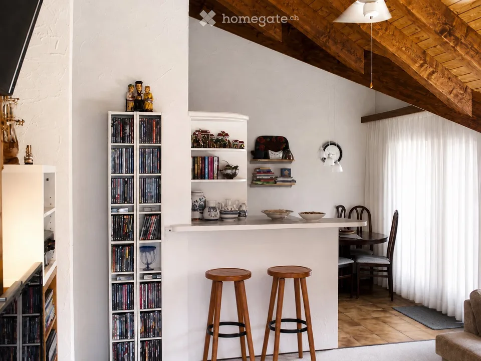 Appartamento mansardato di 3,5 locali luminoso con balcone e camino a Lachen SZ