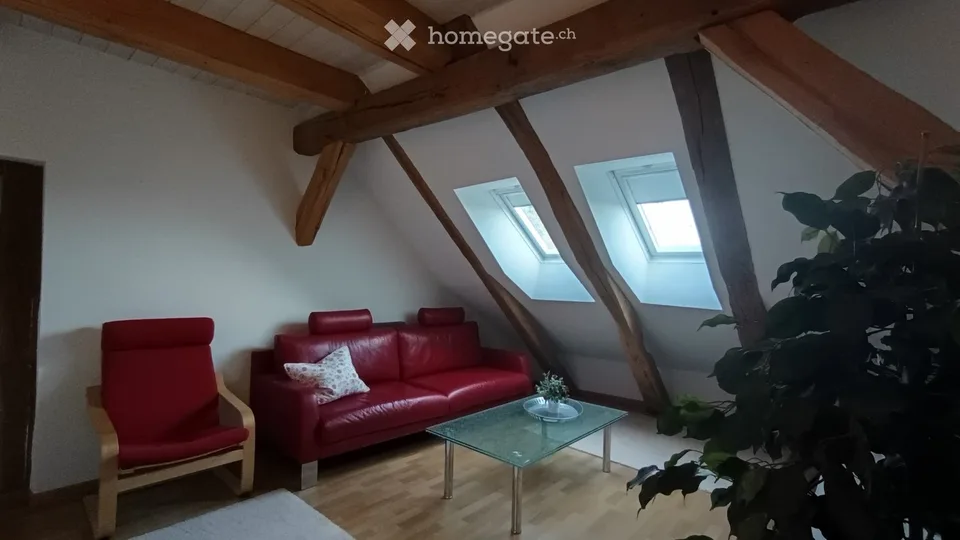 Charmante 3.5-Zimmer-Dachwohnung in historischem Gebäude in Uhwiesen