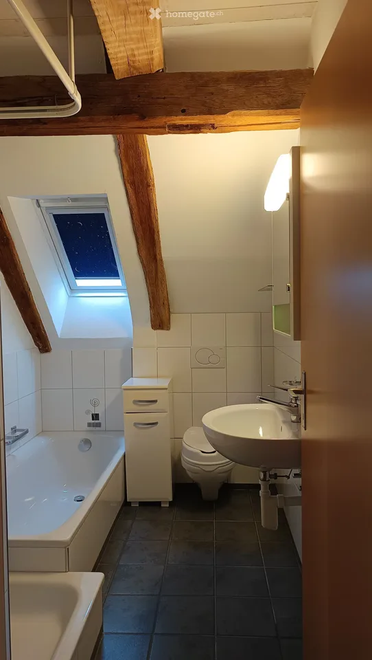 Charmante 3.5-Zimmer-Dachwohnung in historischem Gebäude in Uhwiesen
