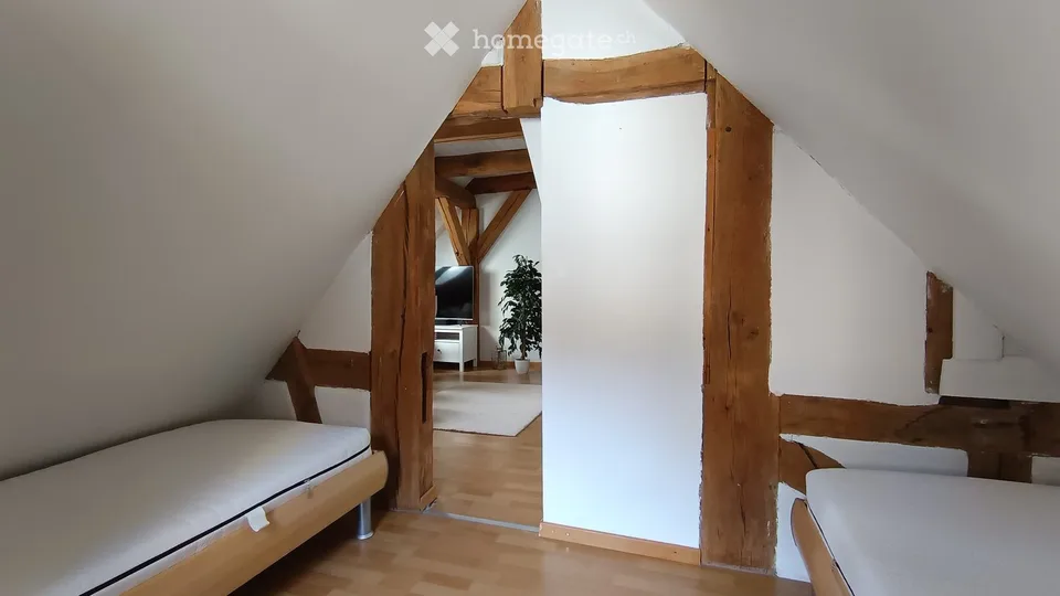 Charmante 3.5-Zimmer-Dachwohnung in historischem Gebäude in Uhwiesen