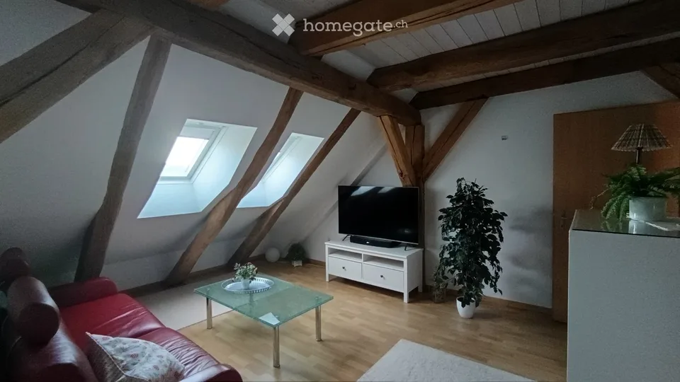 Charmante 3.5-Zimmer-Dachwohnung in historischem Gebäude in Uhwiesen