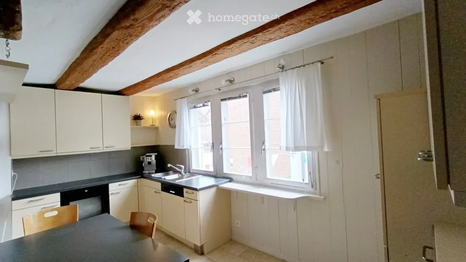 Charmante 3.5-Zimmer-Dachwohnung in historischem Gebäude in Uhwiesen
