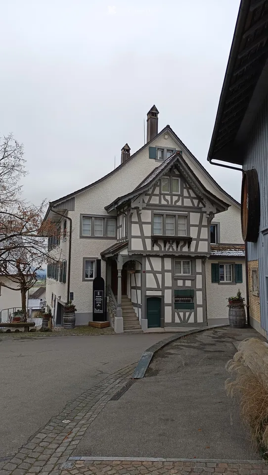 Charmante 3.5-Zimmer-Dachwohnung in historischem Gebäude in Uhwiesen