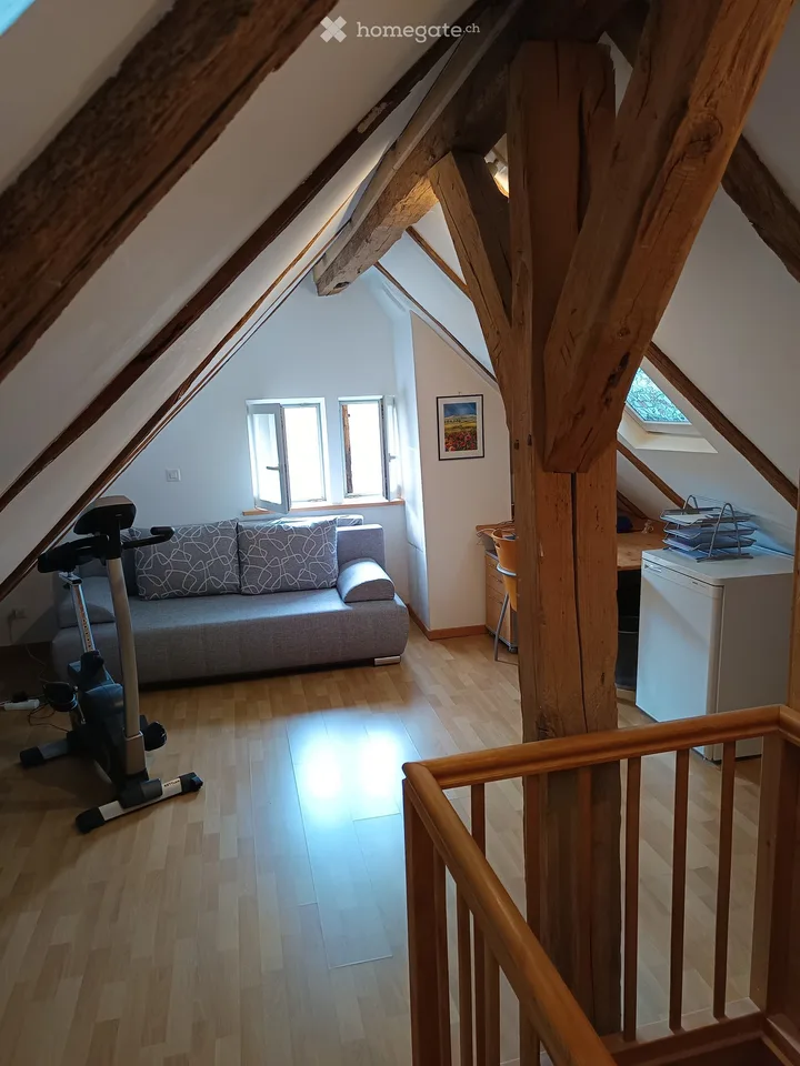 Charmante 3.5-Zimmer-Dachwohnung in historischem Gebäude in Uhwiesen