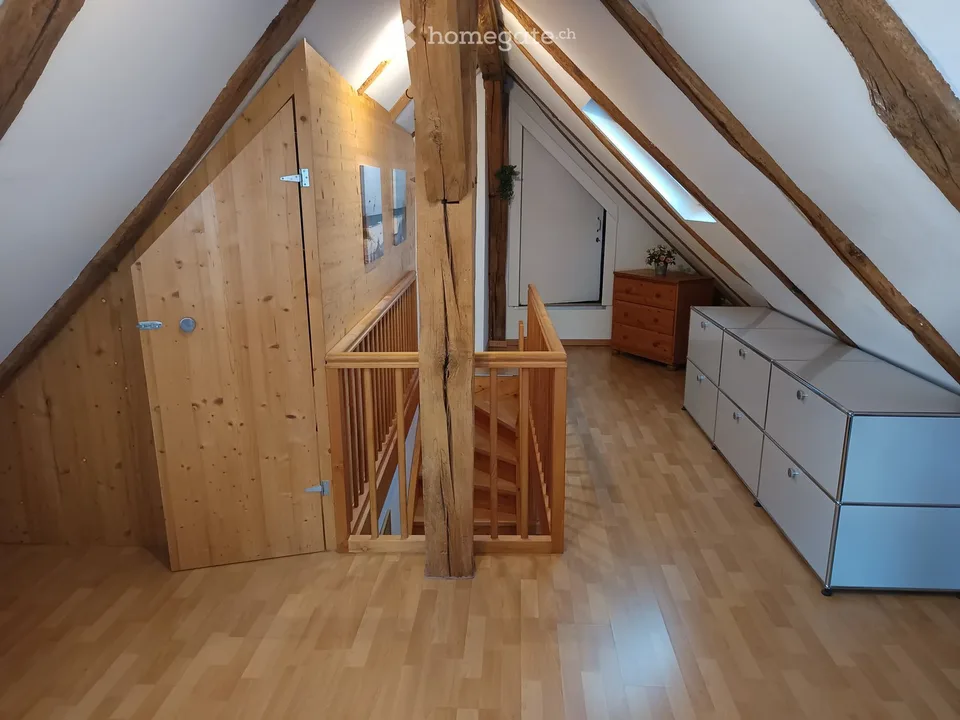 Charmante 3.5-Zimmer-Dachwohnung in historischem Gebäude in Uhwiesen