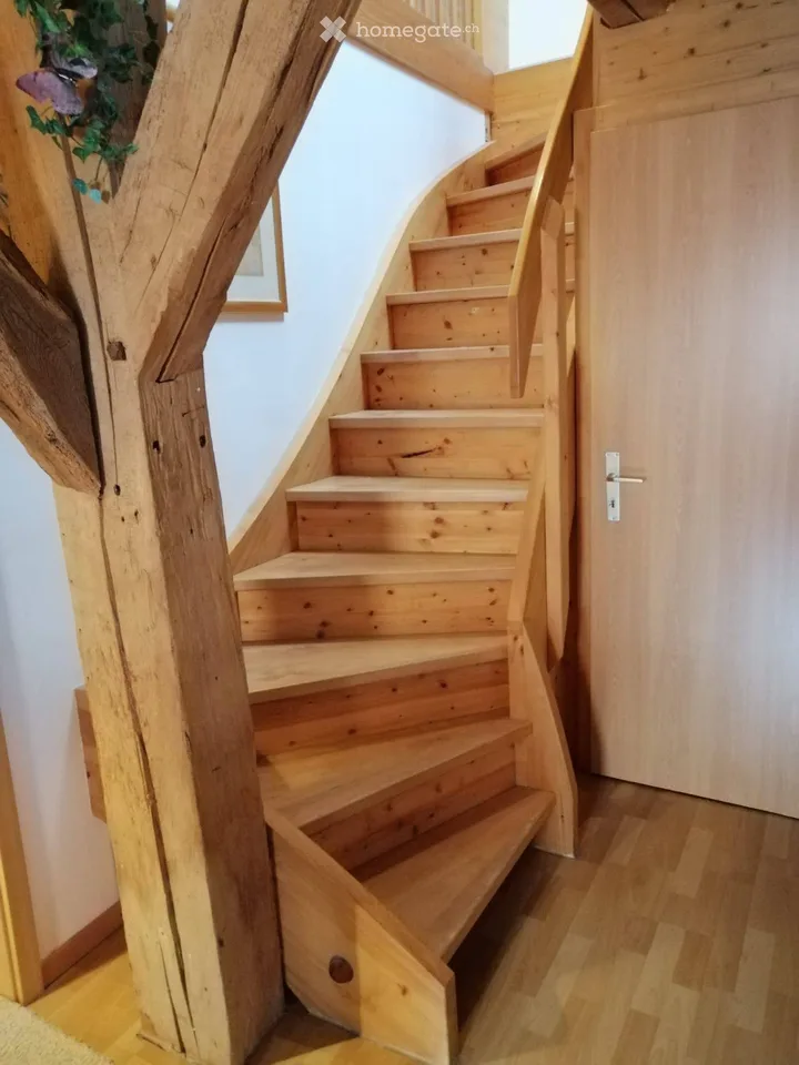 Charmante 3.5-Zimmer-Dachwohnung in historischem Gebäude in Uhwiesen