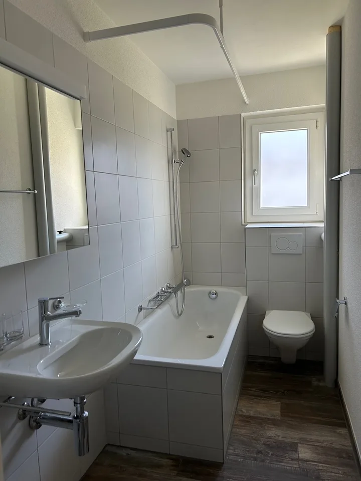Bel appartement rénové de 3.0 pièces au 2e étage, environ 68 m2