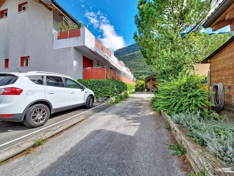 Grône, 2.5-room apartment with large balcony and parking space