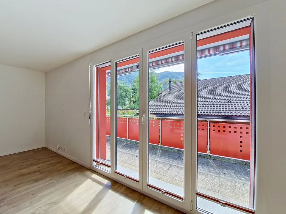 Grône, 2.5-room apartment with large balcony and parking space