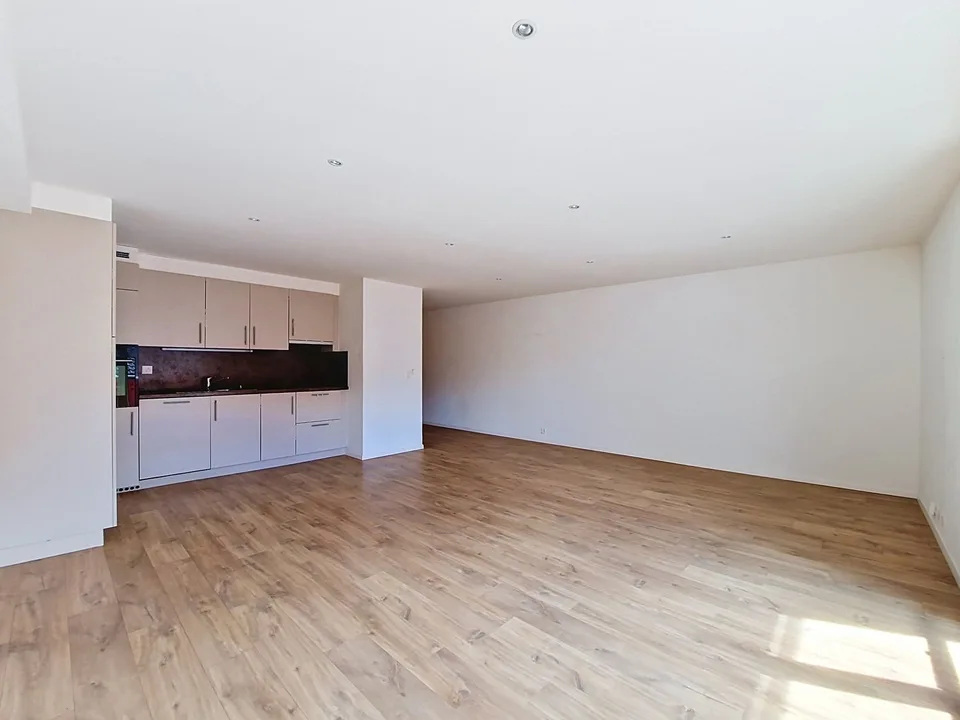 Grône, 2.5-room apartment with large balcony and parking space