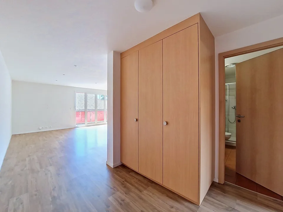 Grône, 2.5-room apartment with large balcony and parking space