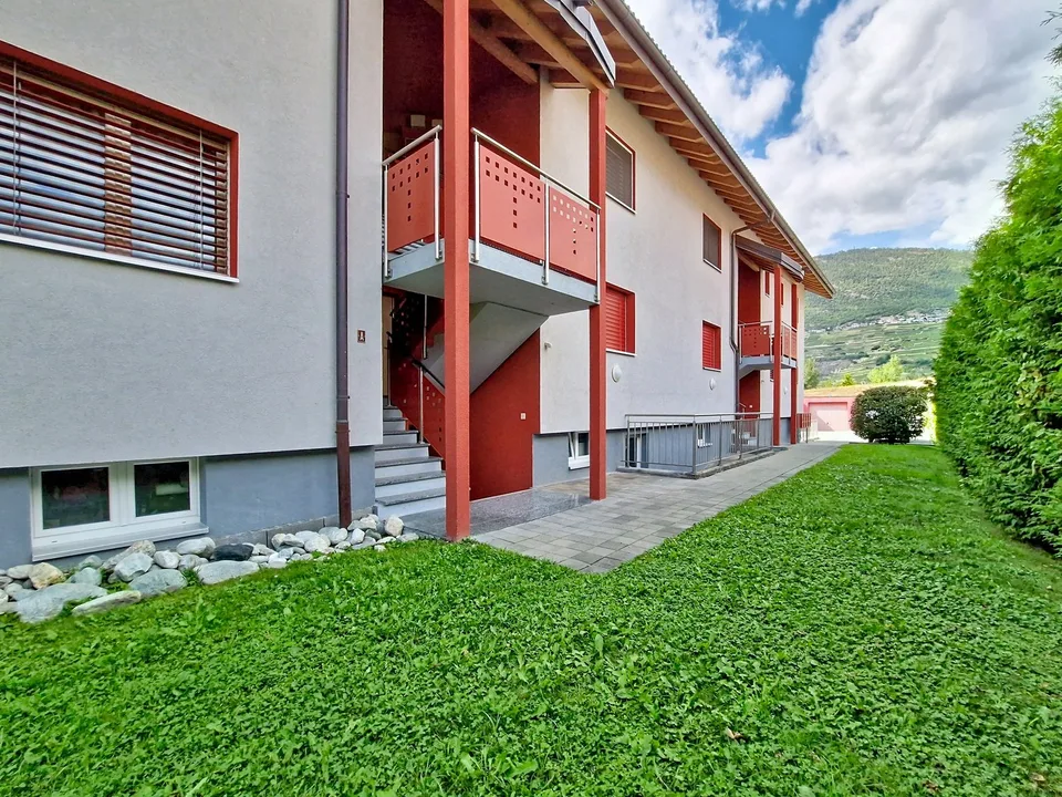 Grône, 2.5-room apartment with large balcony and parking space