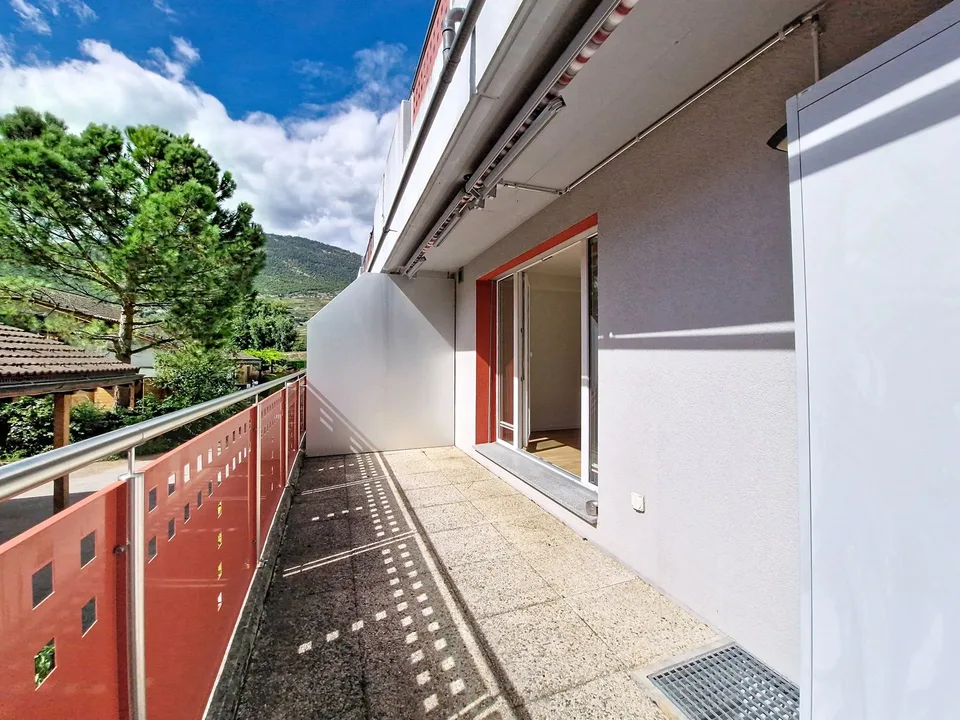 Grône, 2.5-room apartment with large balcony and parking space
