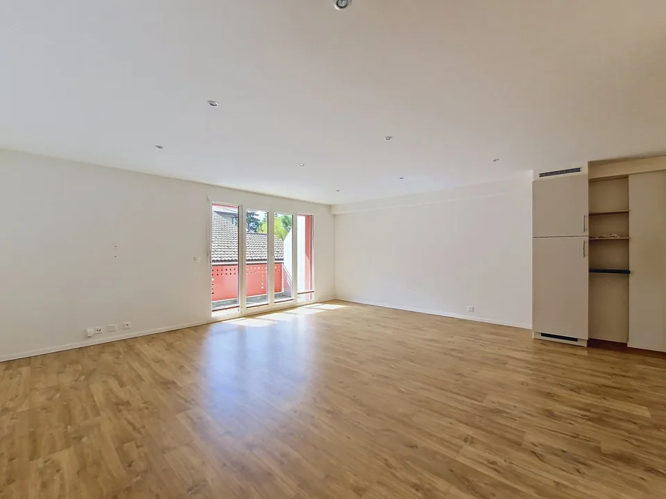Grône, 2.5-room apartment with large balcony and parking space