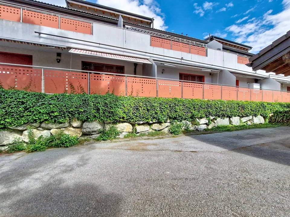 Grône, 2.5-room apartment with large balcony and parking space