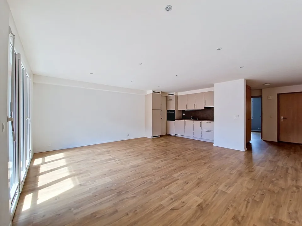 Grône, 2.5-room apartment with large balcony and parking space