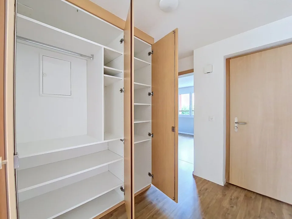 Grône, 2.5-room apartment with large balcony and parking space