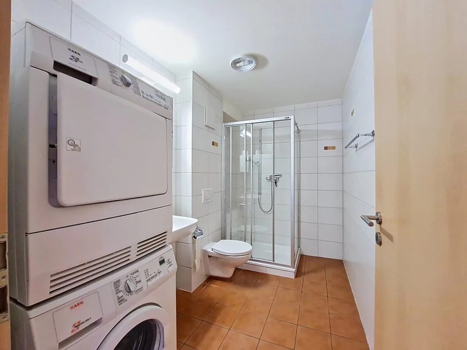 Grône, 2.5-room apartment with large balcony and parking space