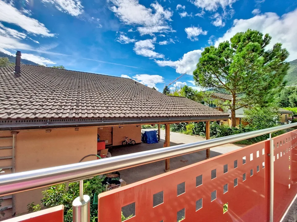 Grône, 2.5-room apartment with large balcony and parking space