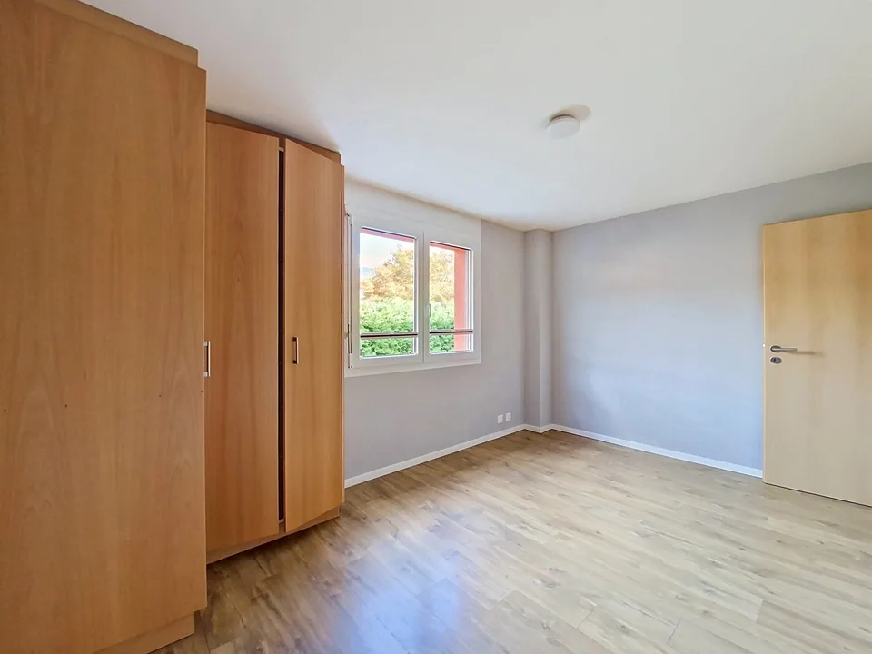 Grône, 2.5-room apartment with large balcony and parking space