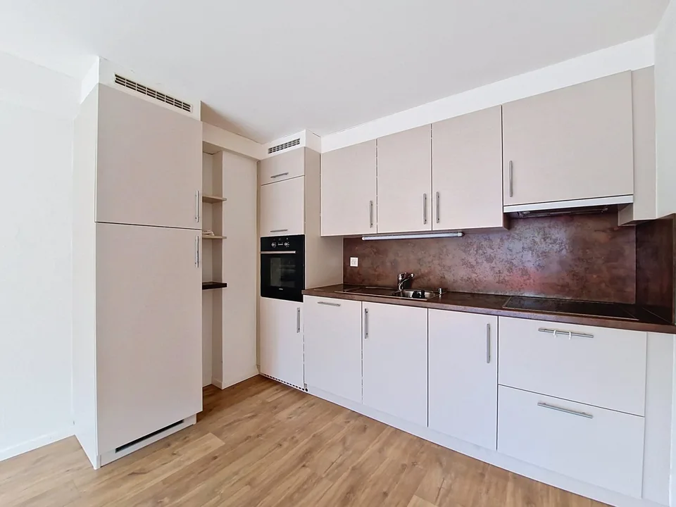 Grône, 2.5-room apartment with large balcony and parking space