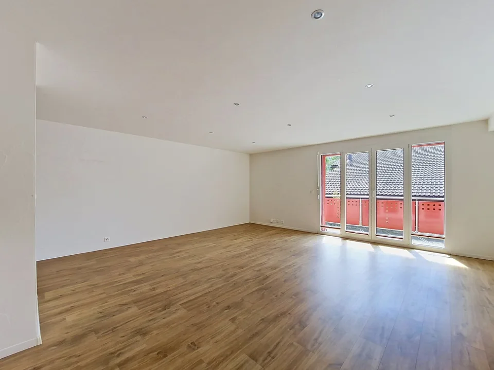 Grône, 2.5-room apartment with large balcony and parking space