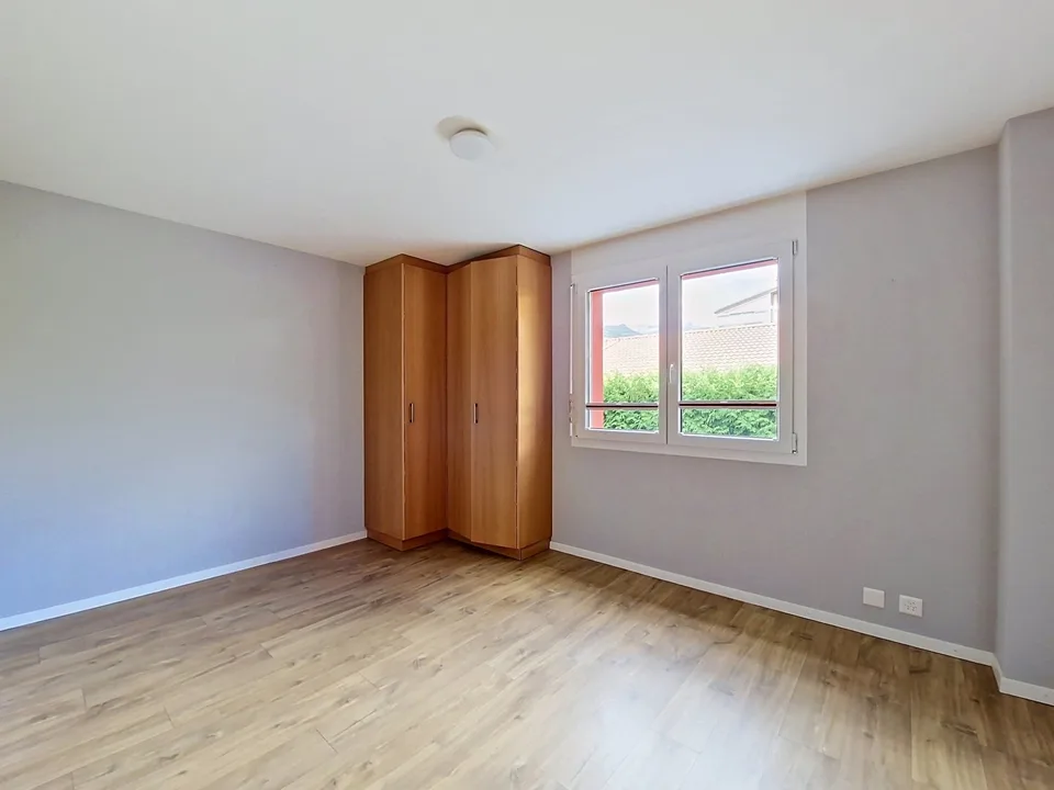 Grône, 2.5-room apartment with large balcony and parking space