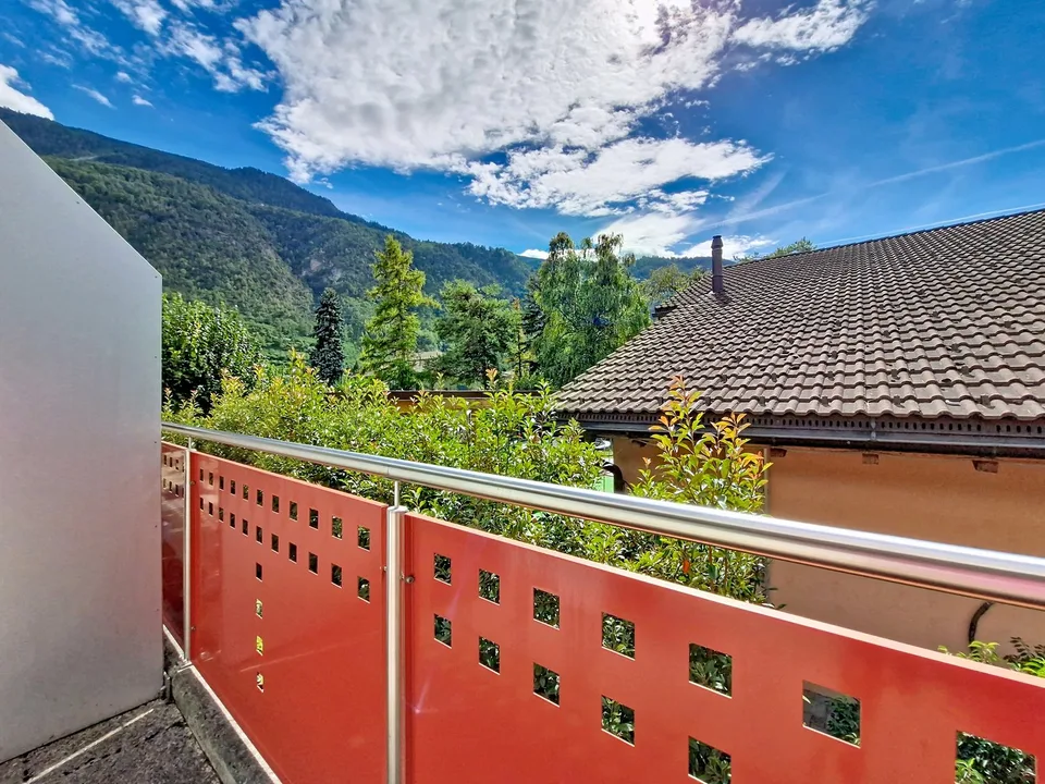 Grône, 2.5-room apartment with large balcony and parking space