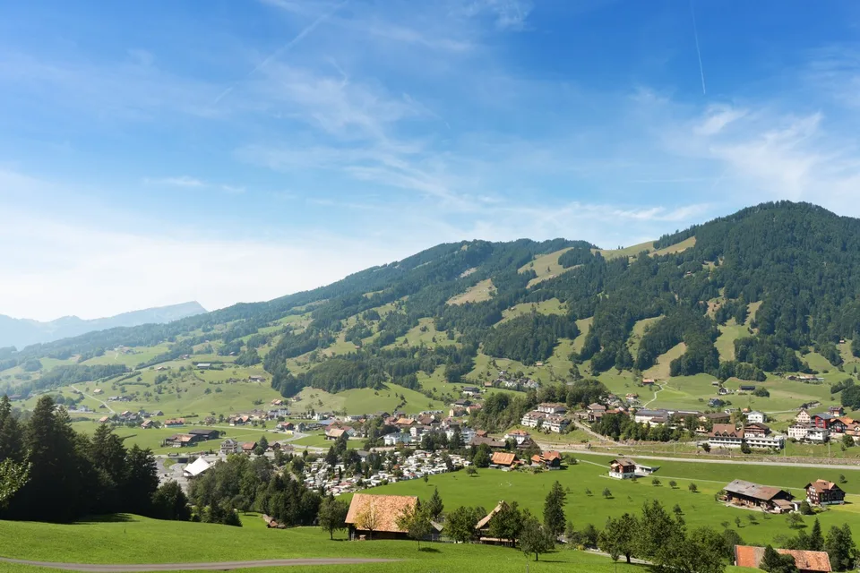 Exklusive 5.5-Zimmer-Terrassenwohnung mit Bergblick in Sattel – Foto 15 von 18