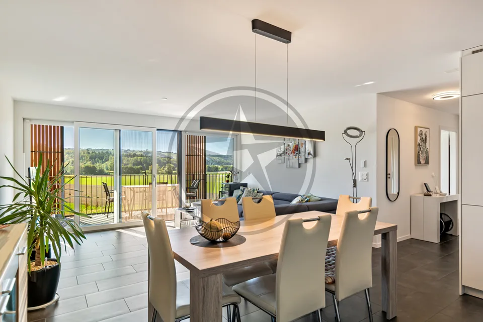 Elegantes 3,5-Zimmer-Wohnung im modernen Stil mit offenem Blick auf das Land – Foto 3 von 9