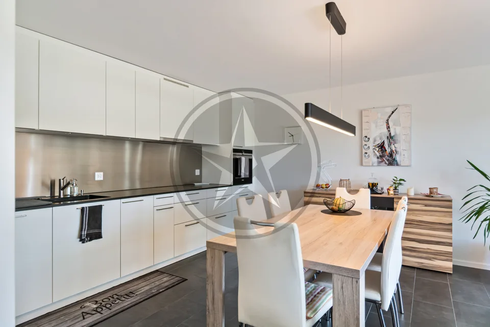 Elegantes 3,5-Zimmer-Wohnung im modernen Stil mit offenem Blick auf das Land – Foto 4 von 9