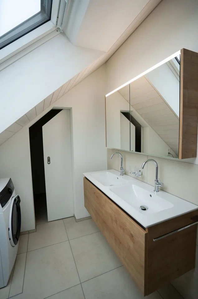 Grande nuovo appartamento in mansarda in posizione centrale con vista sulla montagna, garage incluso