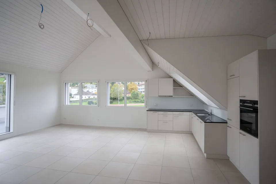 Grande nuovo appartamento in mansarda in posizione centrale con vista sulla montagna, garage incluso