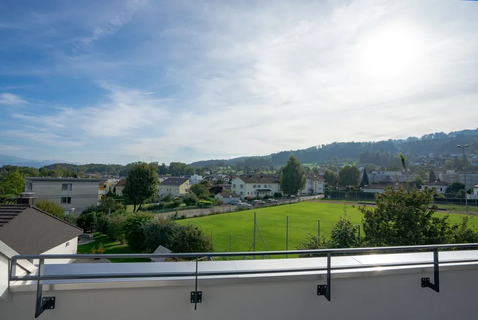 Grande nuovo appartamento in mansarda in posizione centrale con vista sulla montagna, garage incluso