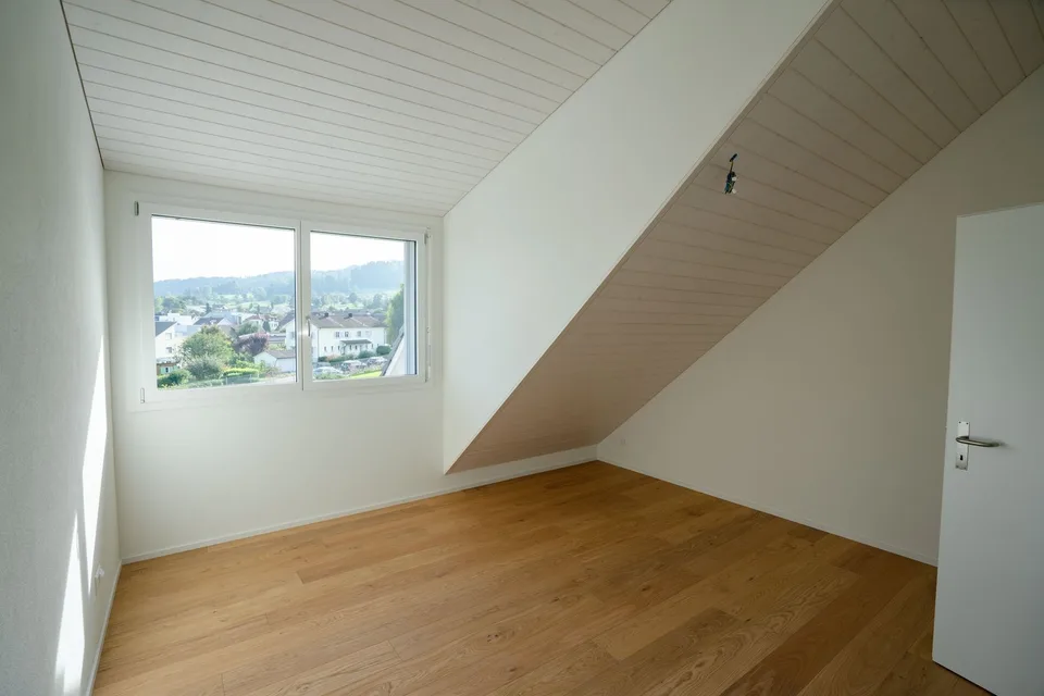 Grande nuovo appartamento in mansarda in posizione centrale con vista sulla montagna, garage incluso