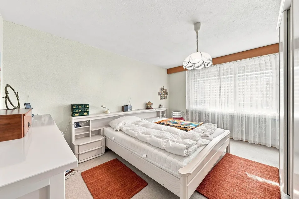 Spacious Home with a Far-Reaching View – photo 2 of 12