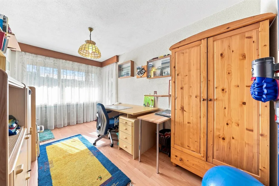 Spacious Home with a Far-Reaching View – photo 9 of 12