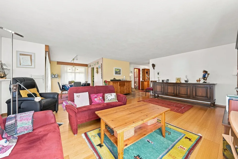 Spacious Home with a Far-Reaching View – photo 8 of 12